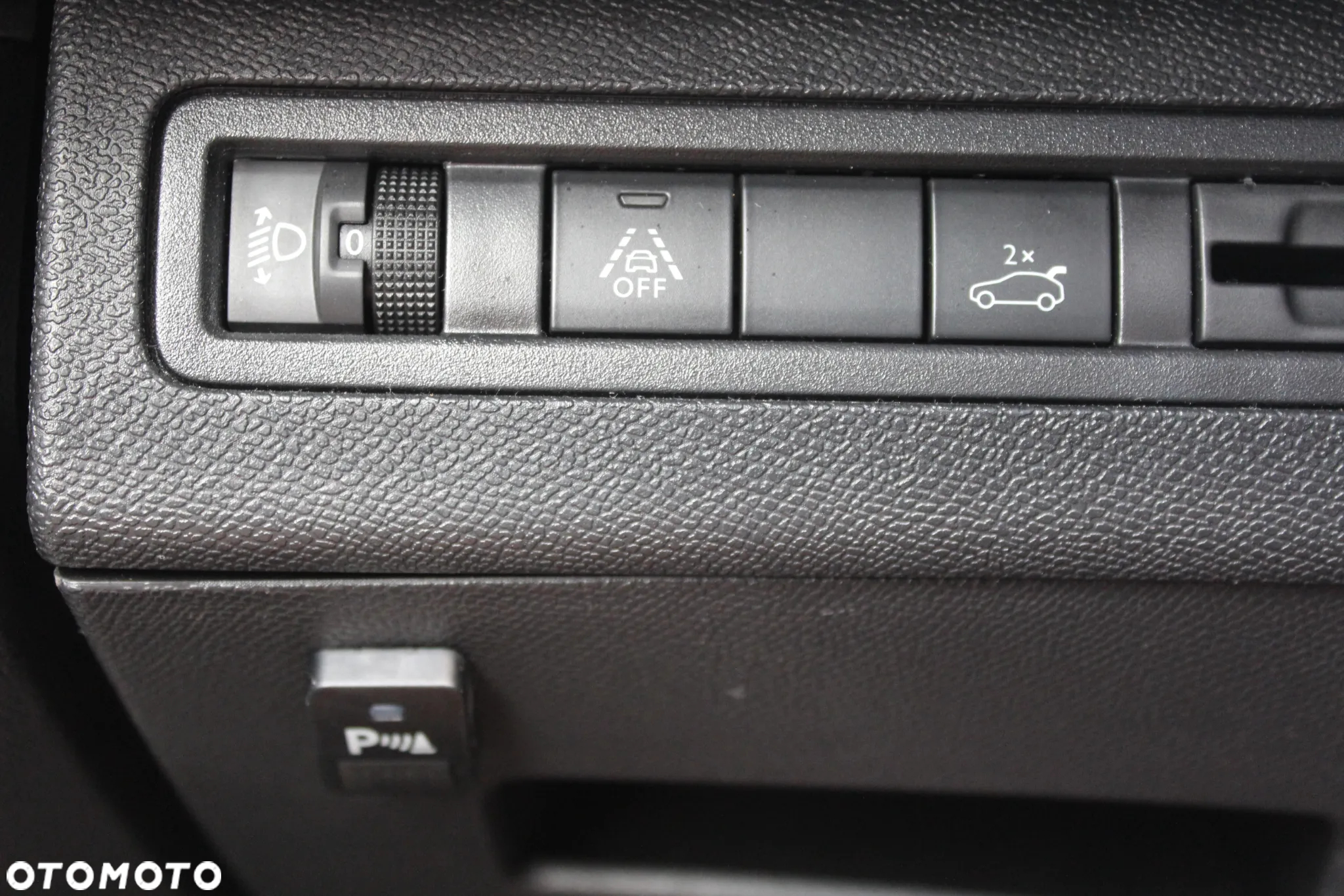 Peugeot 3008 1.2 PureTech Allure S&S EAT8 - 23