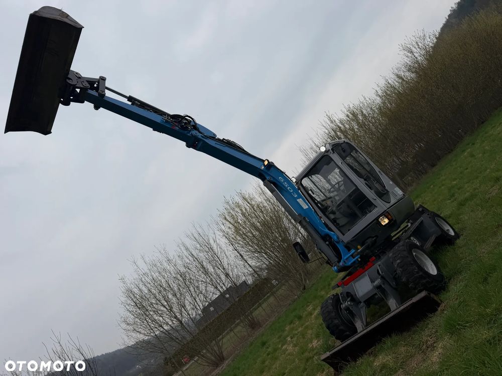 Wacker Neuson 6503 Koparka Kołowa 7ton. Nowe Podwójne Opony z felgami dodatkowe! Niski Przebieg. Maszyna w Bardzo ładnym Stanie. Pochodzi z Komuny Norweskiej. Silnik YANMAR 65KM. Zero luzów wycieków 2 łyżki Okazja. Maszyna pracowała sporadycznie przy lekkich pracach publicznych. Zero zużycia. Dekra 2026r Dokumentacja. Stabilizatory. Zamki na tłokach. 3 sekcje Hydrauliczne. Szybka wolna Jazda. Silnik YANMAR - 36