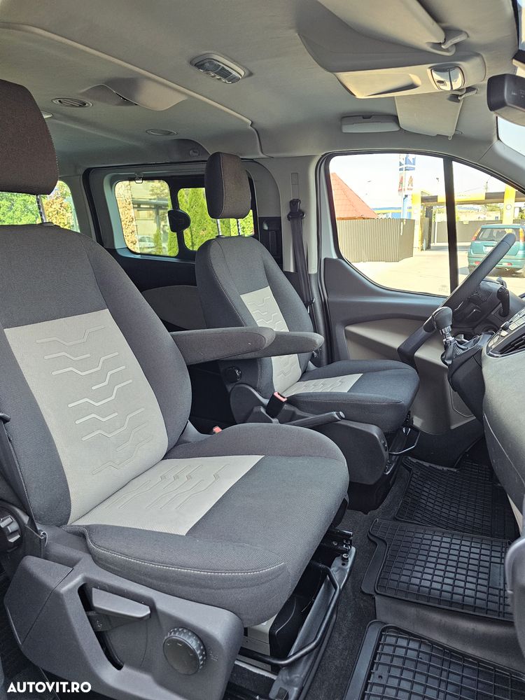 Ford Tourneo Custom - 12