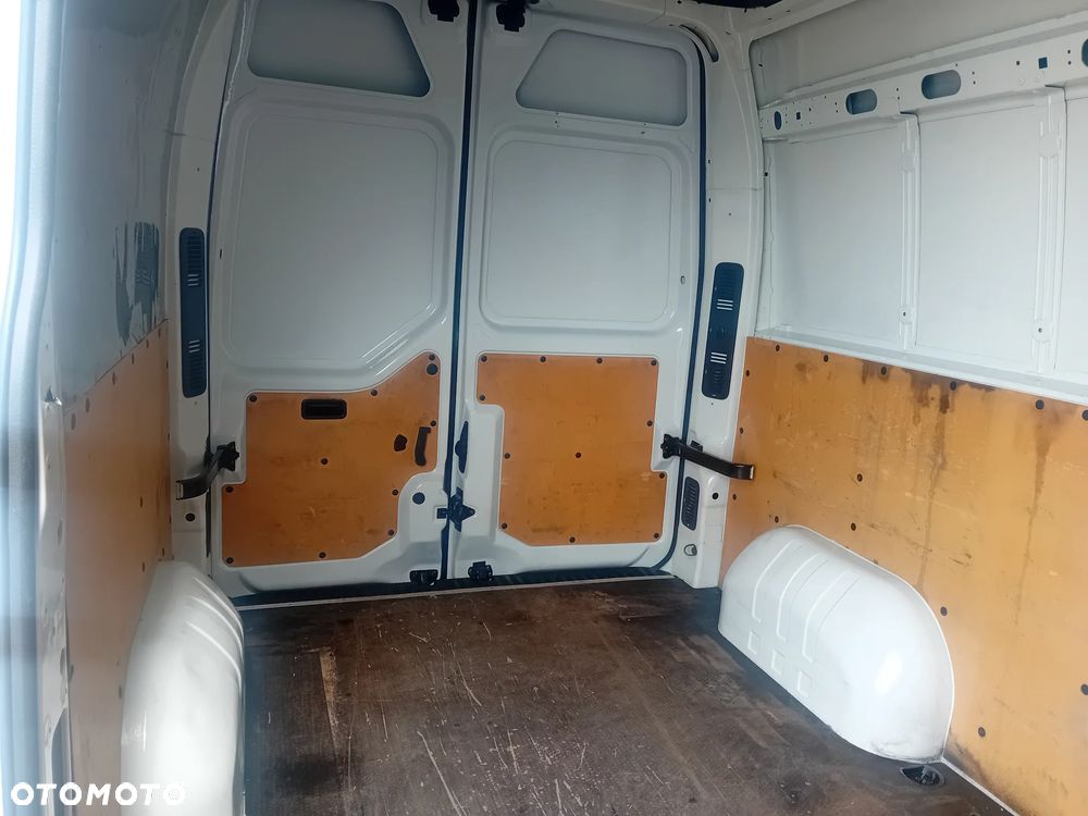 Nissan NV-4000 - 15
