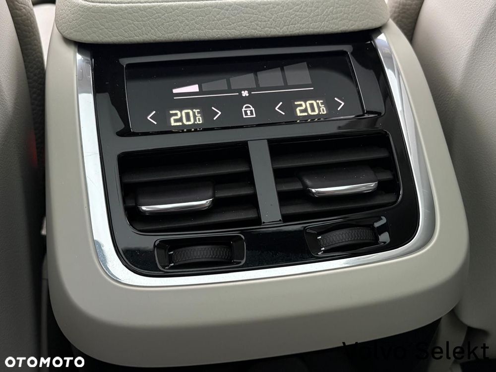 Volvo V90 Cross Country - 34