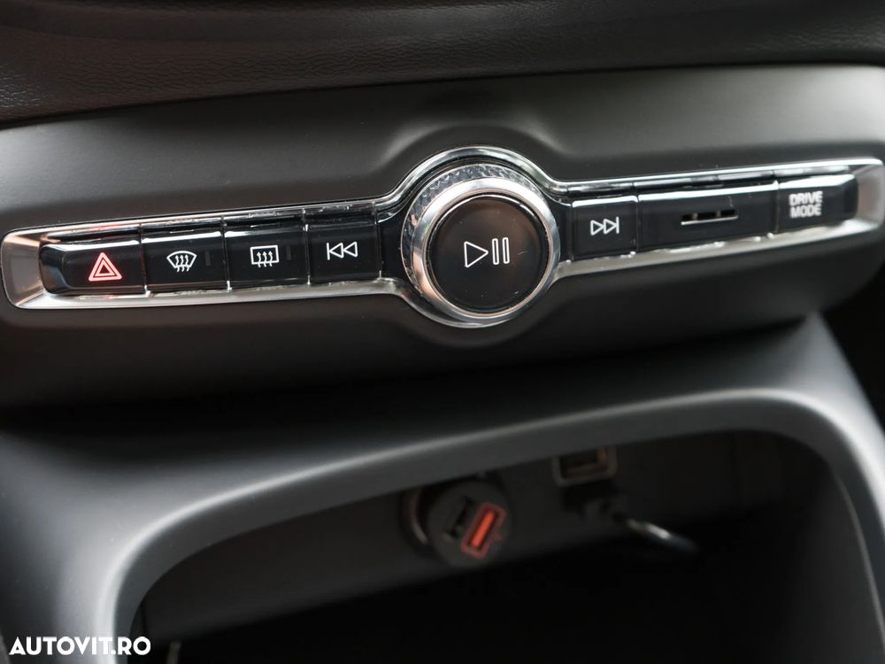 Volvo XC 40 B4 AT8 AWD Mild Hybrid Momentum Pro - 20