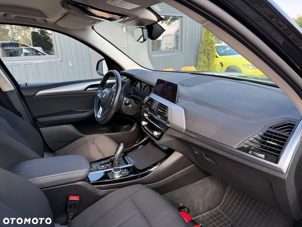 BMW X3 xDrive20i Advantage - 16