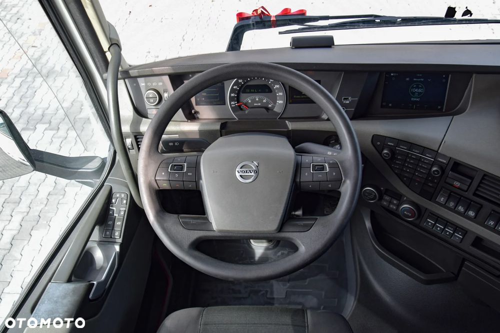 Volvo FH500 / EURO 6 / KLIMATYZACJA POSTOJOWA / ACC / LEDY / 2 ZBIORNIKI / FULL SPILERY / SERWISOWANY / SPROWADZONY - 23