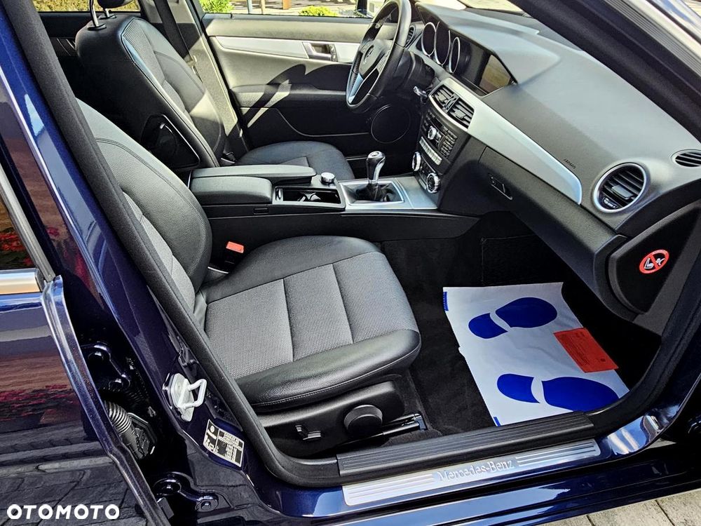 Mercedes-Benz Klasa C 180 CGI BlueEFFICIENCY Avantgarde - 21