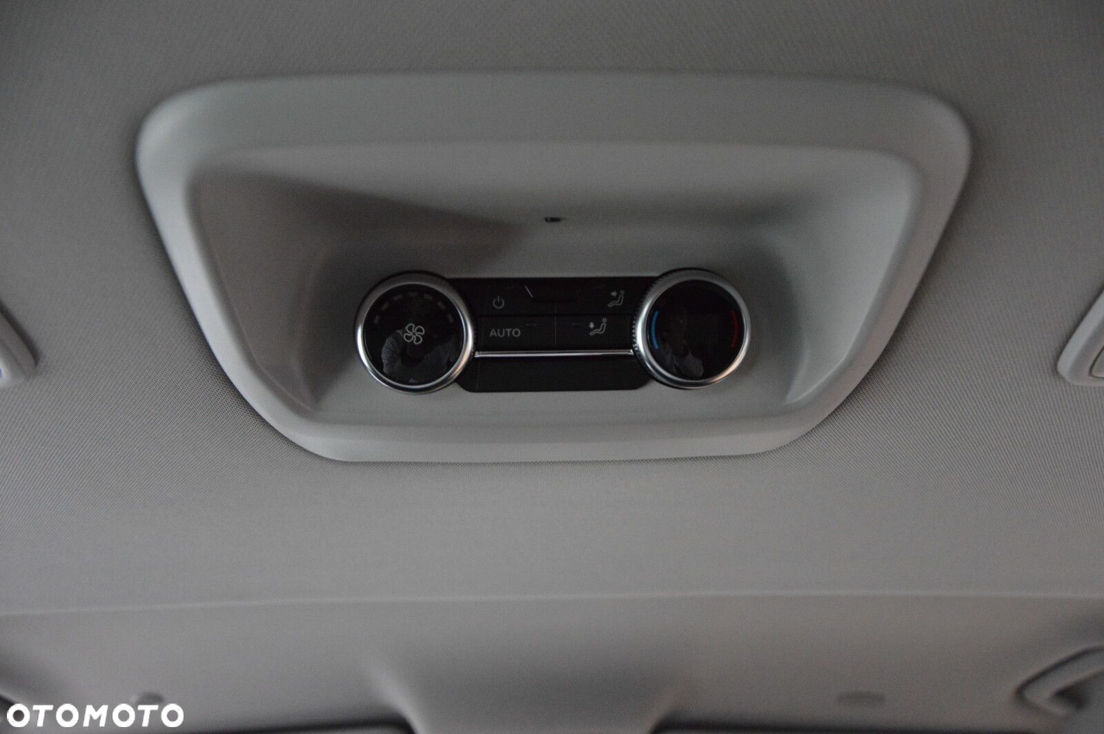 Volkswagen Caravelle Life - 34