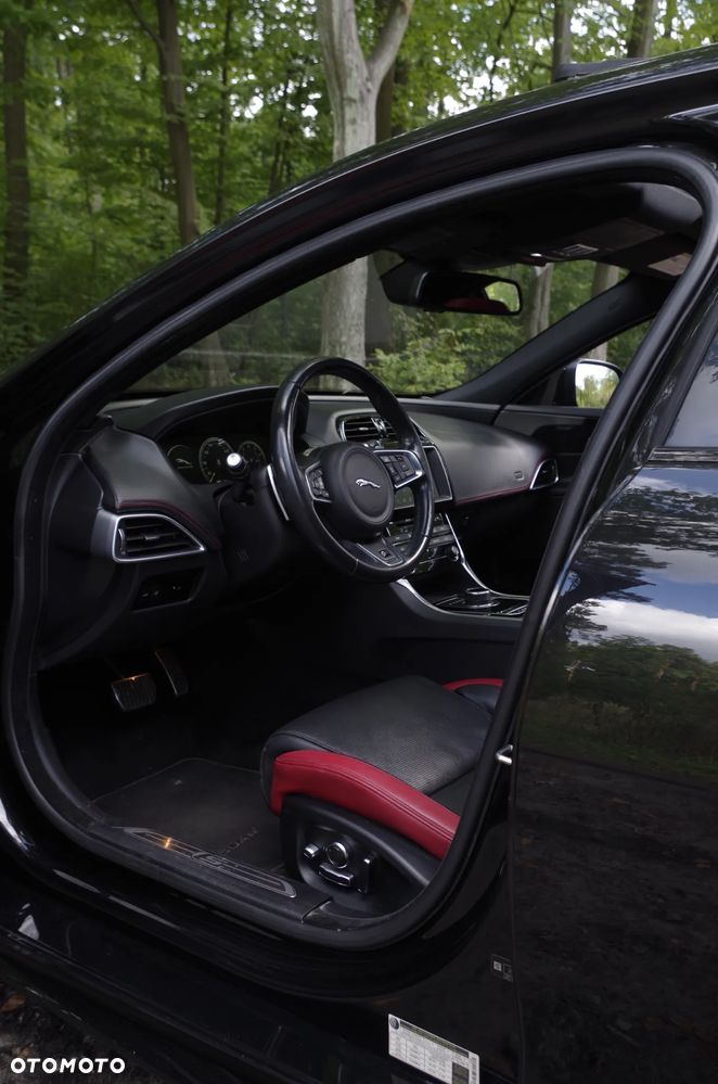 Jaguar XE S - 16
