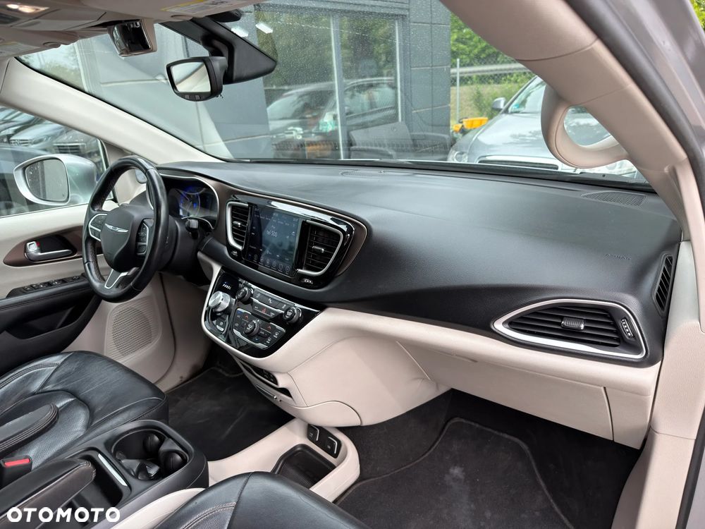 Chrysler Pacifica - 32