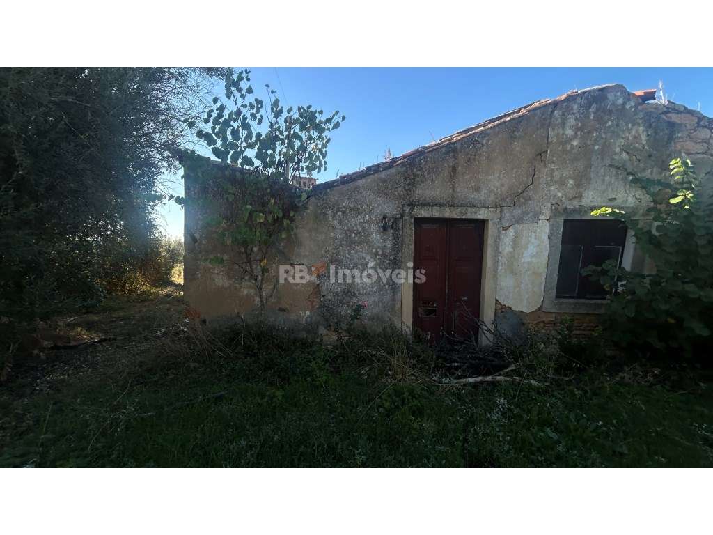 Terreno com ruína para reconstruir na cidade de Tomar - Grande imagem: 2/29