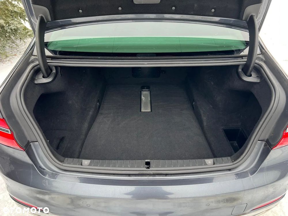 BMW Seria 7 750i xDrive - 38
