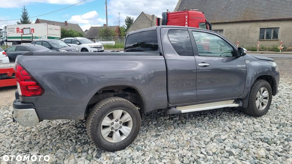 Toyota Hilux 4x4 Double Cab Executive - 2