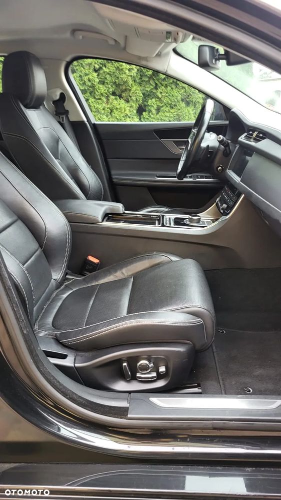 Jaguar XF 20d R-Sport - 34