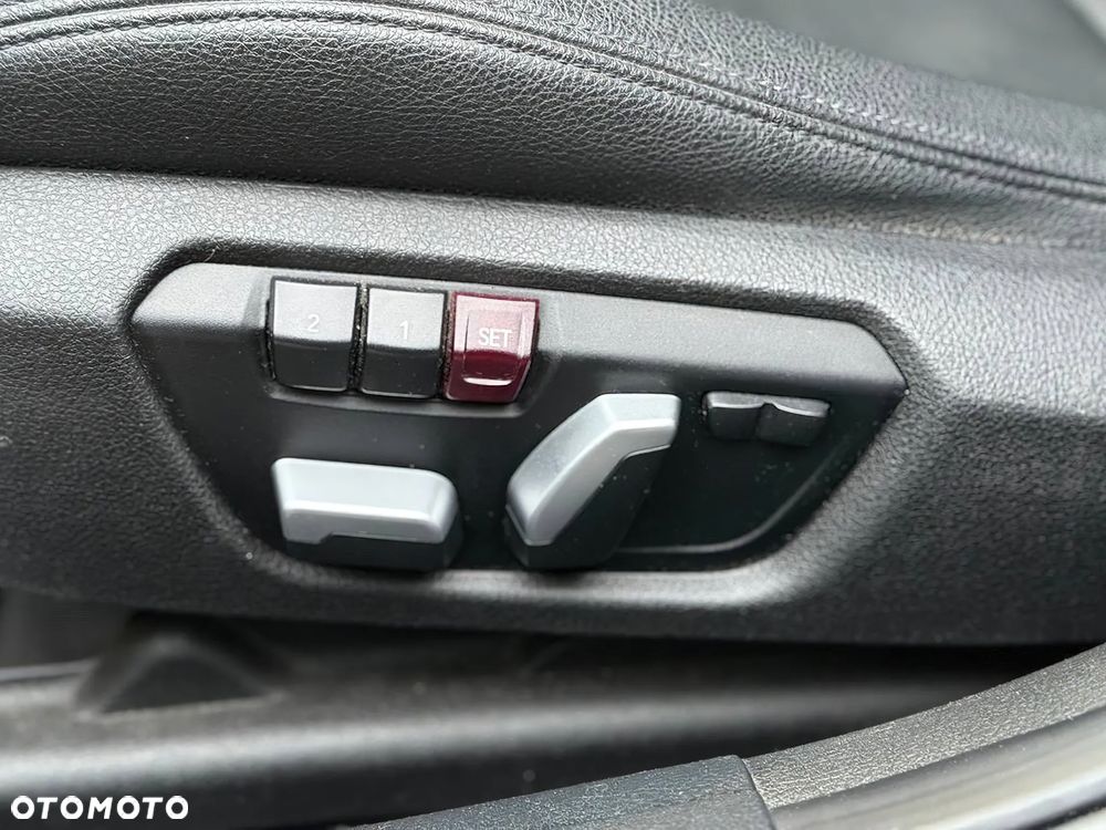 BMW Seria 3 330i xDrive Advantage - 9