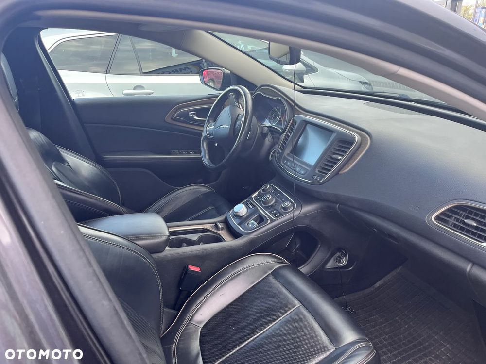 Chrysler 200 - 9