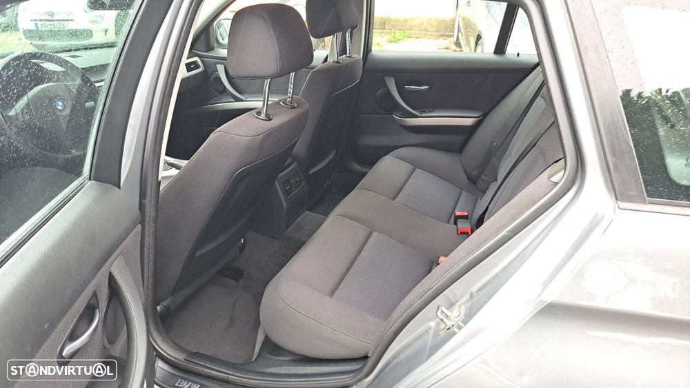 BMW 320 d Touring LifeStyle Auto - 28