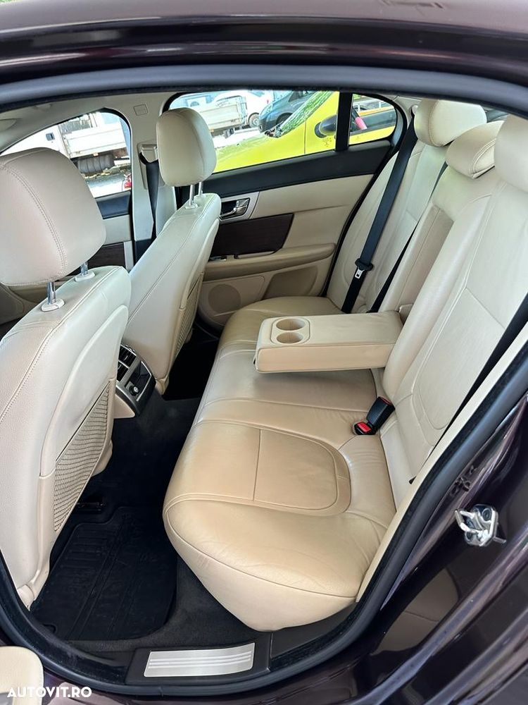Jaguar XF 2.2D - 13