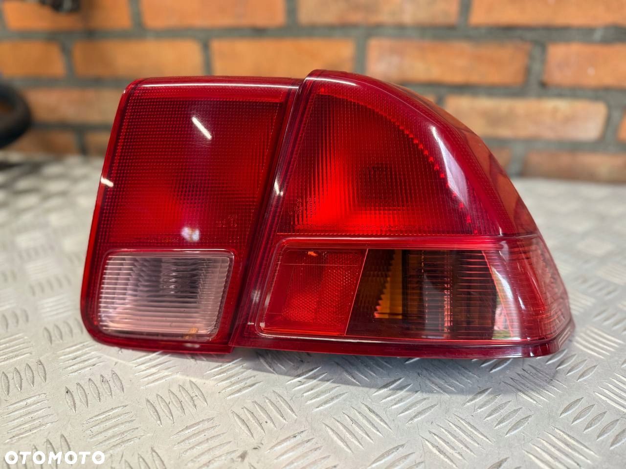 LAMPA PRAWA TYLNA HONDA CIVIC VII SEDAN KOMPLET - 1