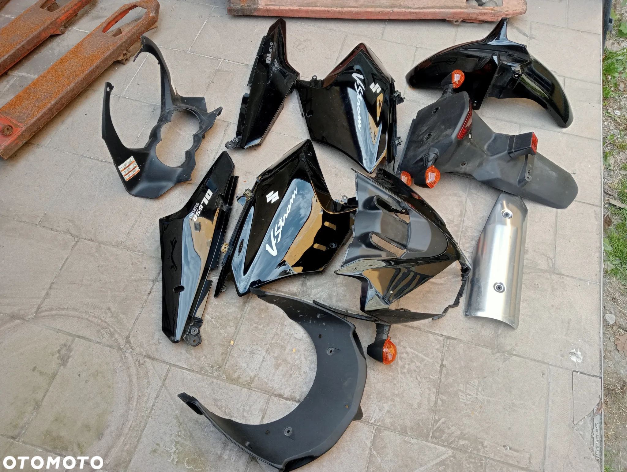 SUZUKI V-STROM DL 650 ELEMENTY PLASTIKOWE KOLO LICZNIK - 4