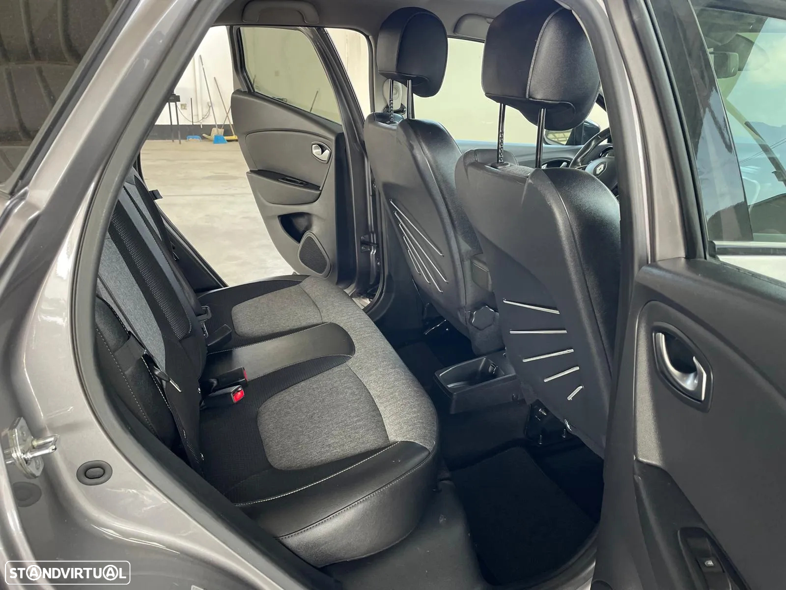 Renault Captur 1.3 TCe Exclusive - 37