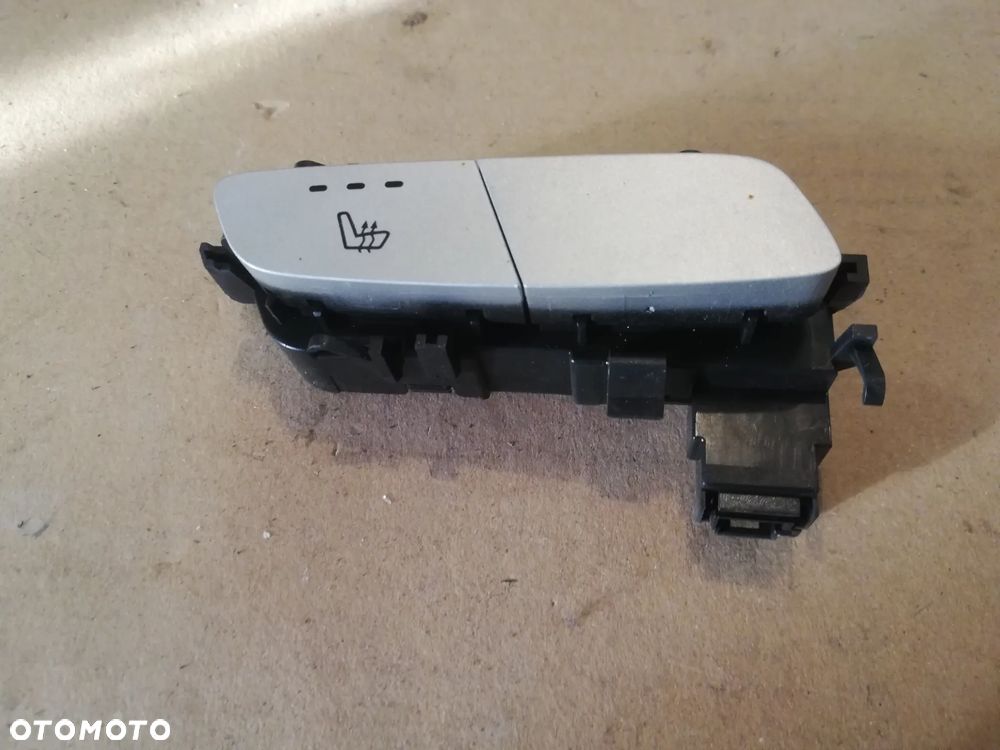 PANEL PRZEŁĄCZNIK GRZANIA FOTELA LEWY MERCEDES W205 A2139057302
