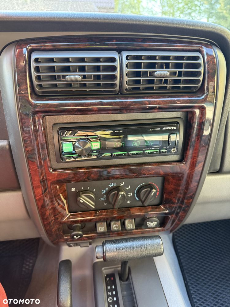 Jeep Cherokee - 32