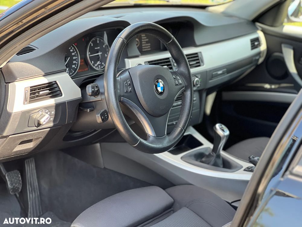 BMW Seria 3 318d DPF Touring - 12