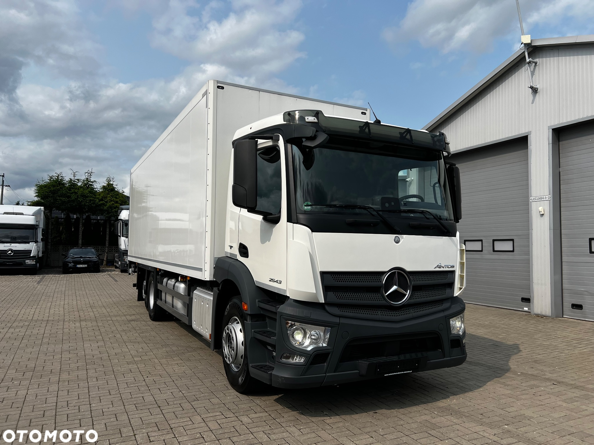 Mercedes-Benz - 3