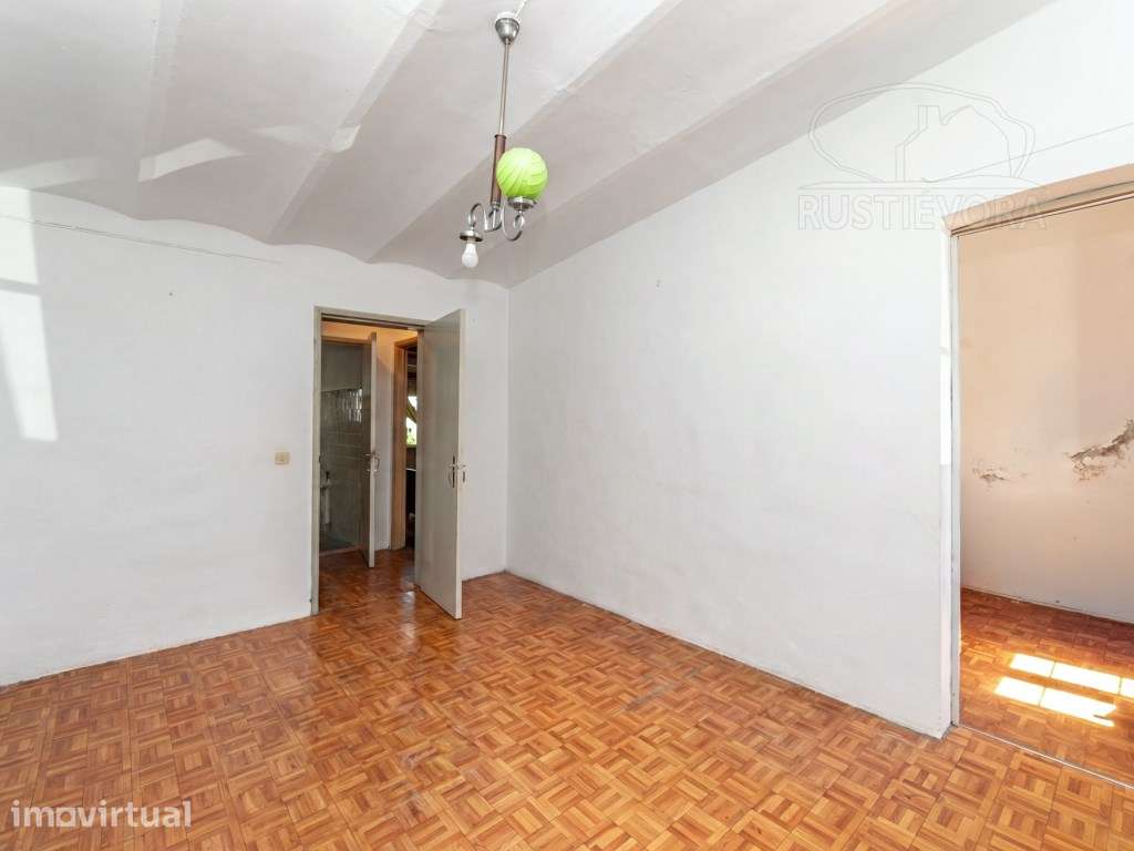 Moradia Unifamiliar r/chão com T4, 3 anexos no quintal e com acesso... - Grande imagem: 5/32
