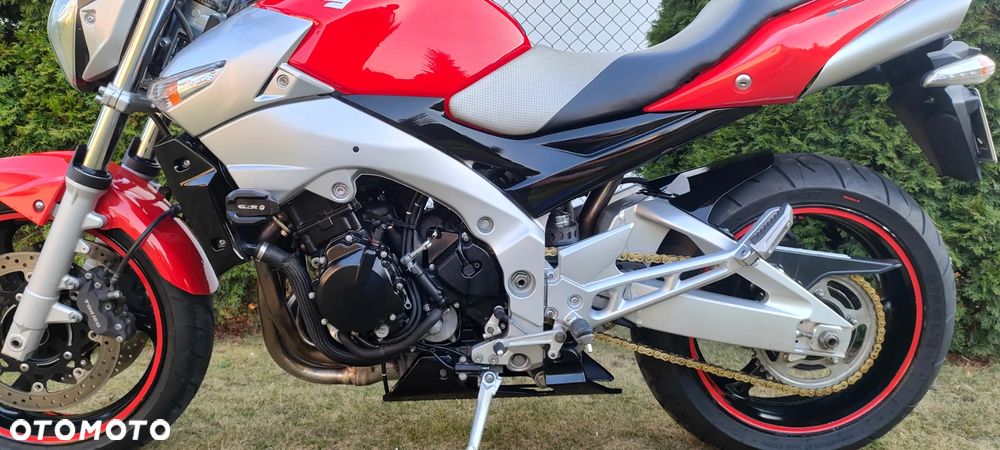 Suzuki GSR - 9