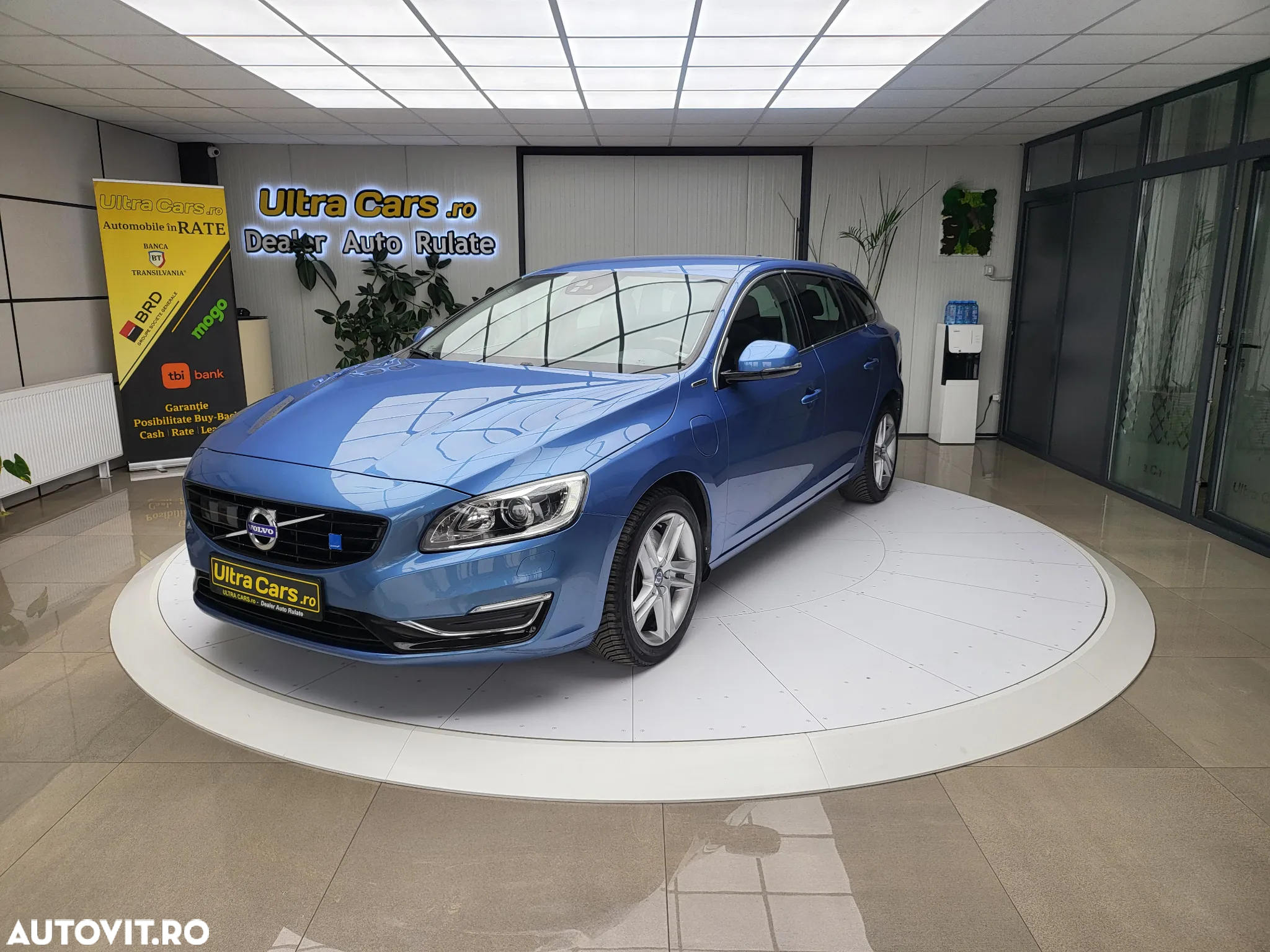 Volvo V60 D6 Plug-In-Hybrid AWD Geartronic Momentum - 2