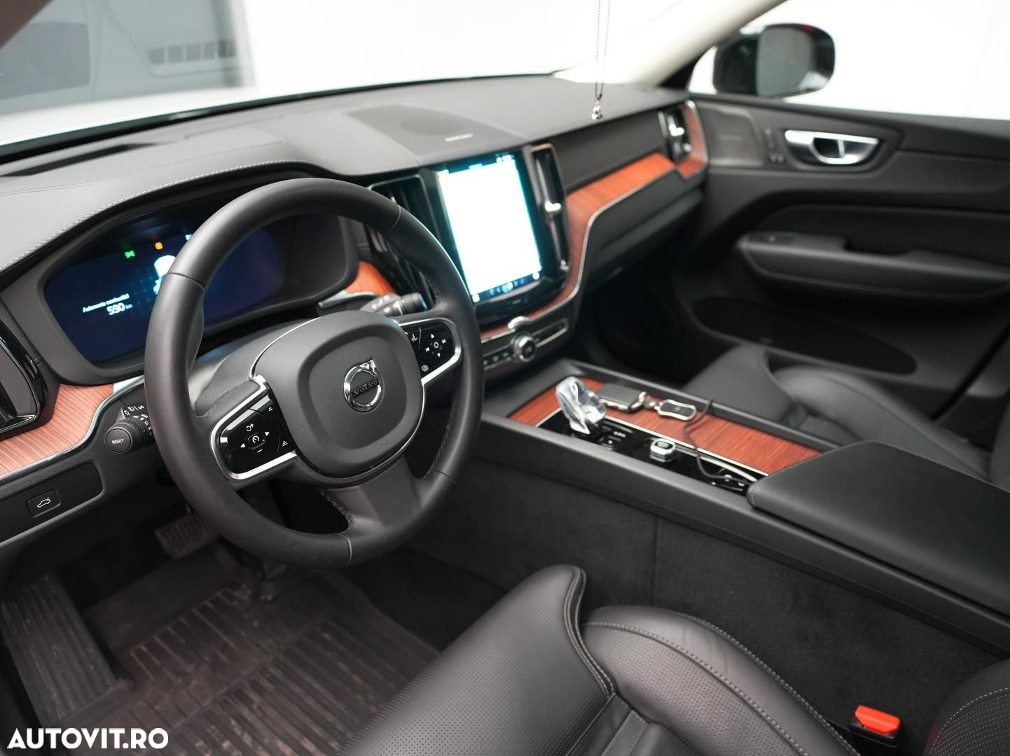 Volvo XC 60 B4 MHEV AT AWD Ultimate Dark - 15
