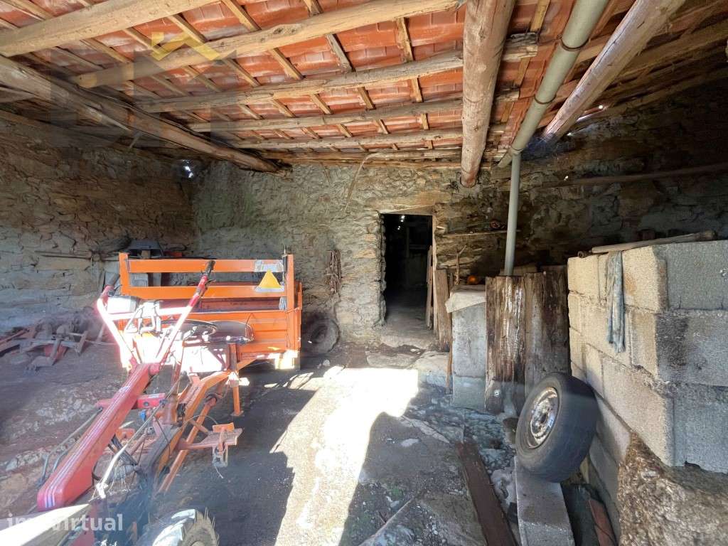 Construção antiga usada para garagem e arrumos. - Grande imagem: 5/11
