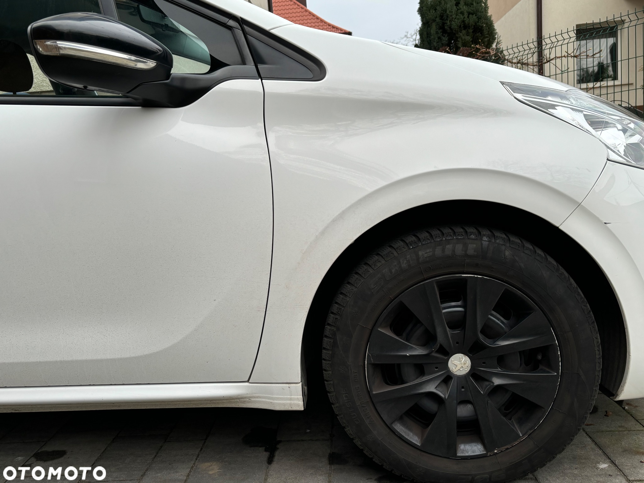 Peugeot 208 - 8