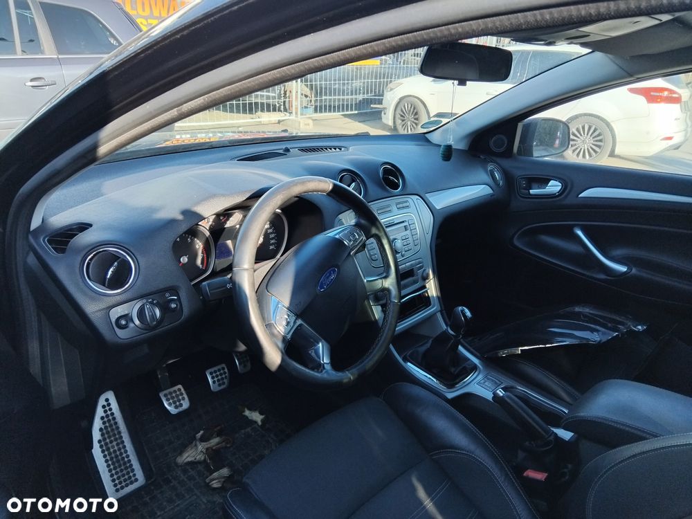 Ford Mondeo mk4 z silnikiem 2,0 benzyna i skrzynią manualną 5 biegów lakier ozn. G6 - 4