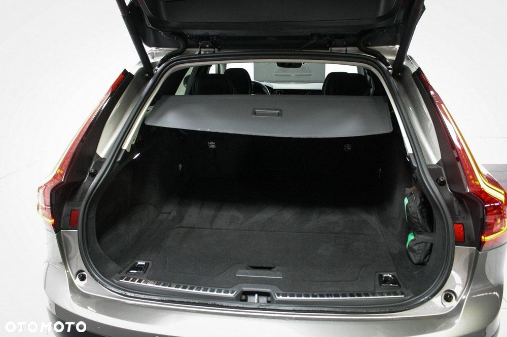 Volvo V90 Cross Country - 34