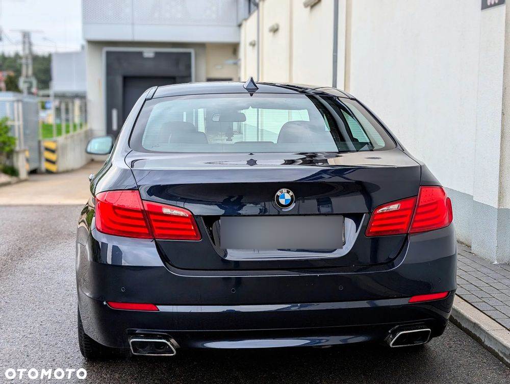BMW Seria 5 550i - 12