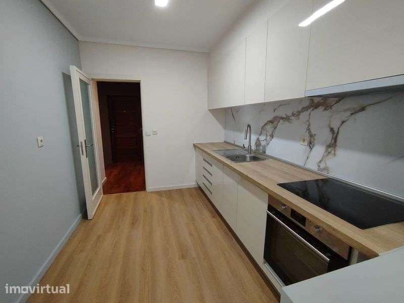 Excelente T2 em Fernão de Magalhães, com muito espaço e luz natural - Grande imagem: 5/12