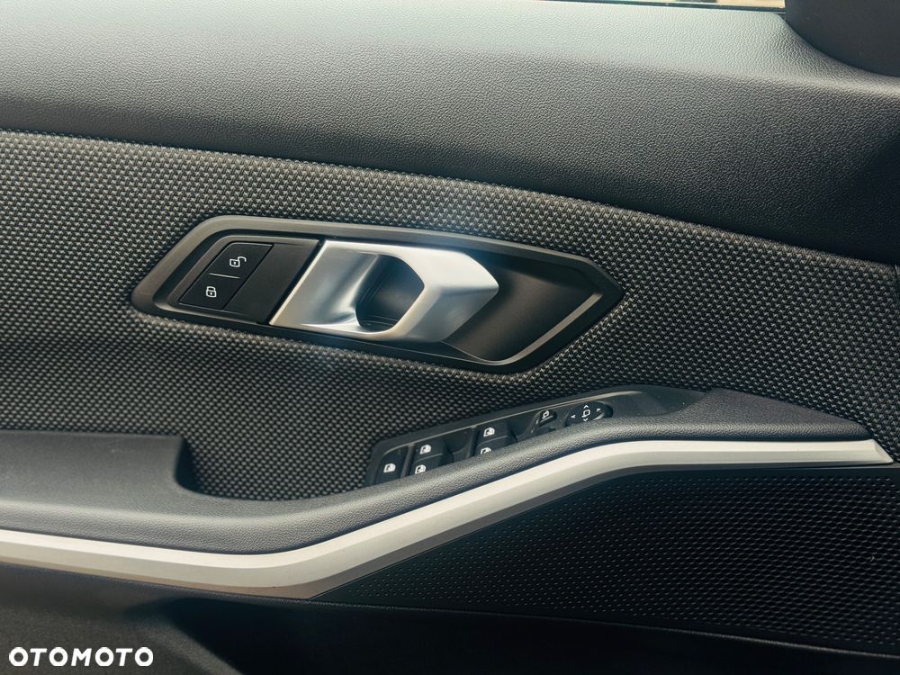 BMW Seria 3 320d Sport Line Shadow - 11