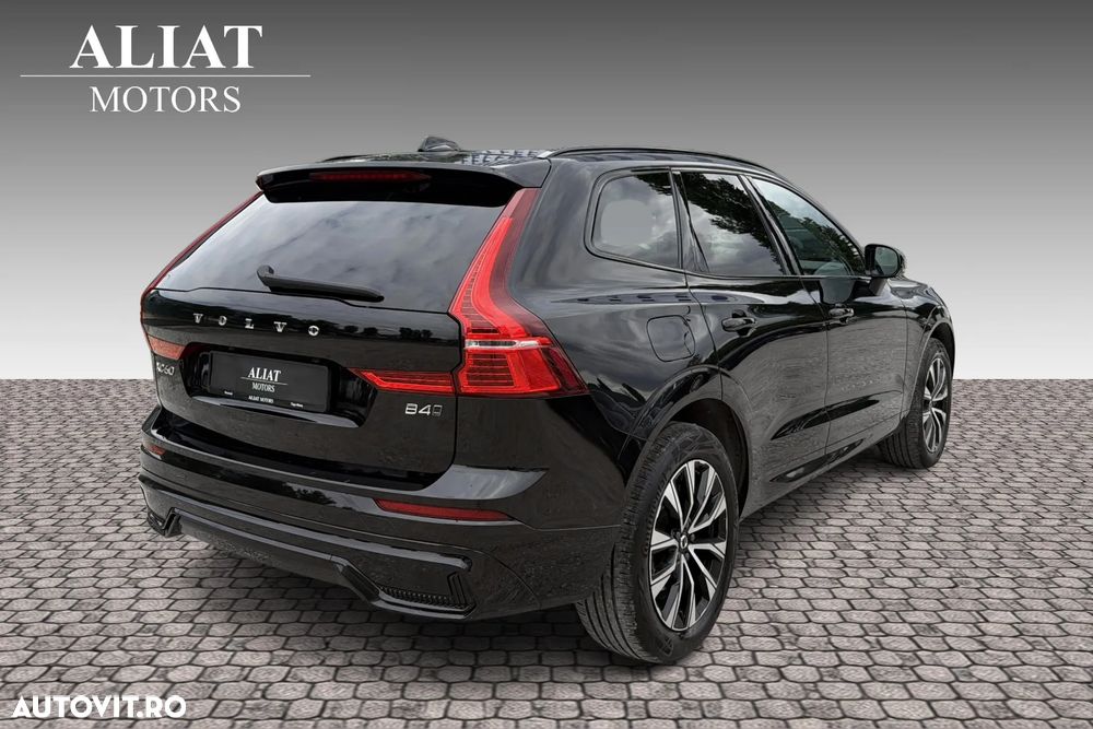 Volvo XC 60 B4 MHEV AT AWD Plus Dark - 6