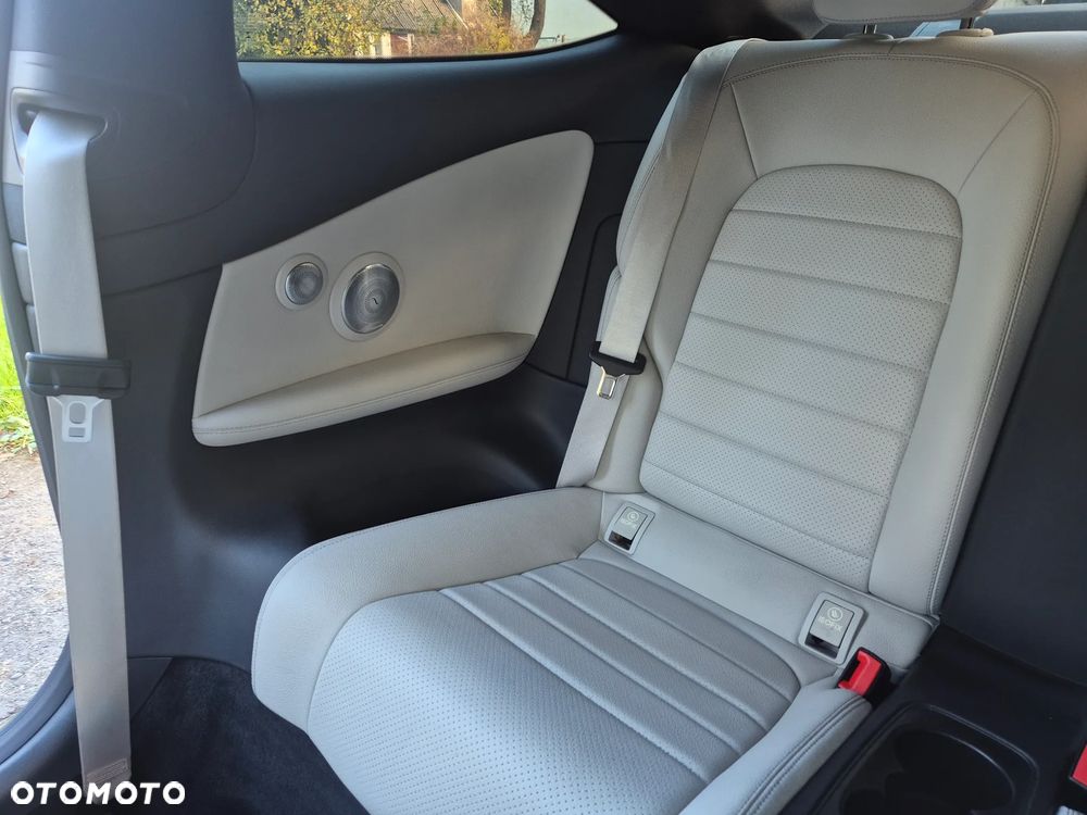 Mercedes-Benz Klasa C 300 9G-TRONIC AMG Line - 6