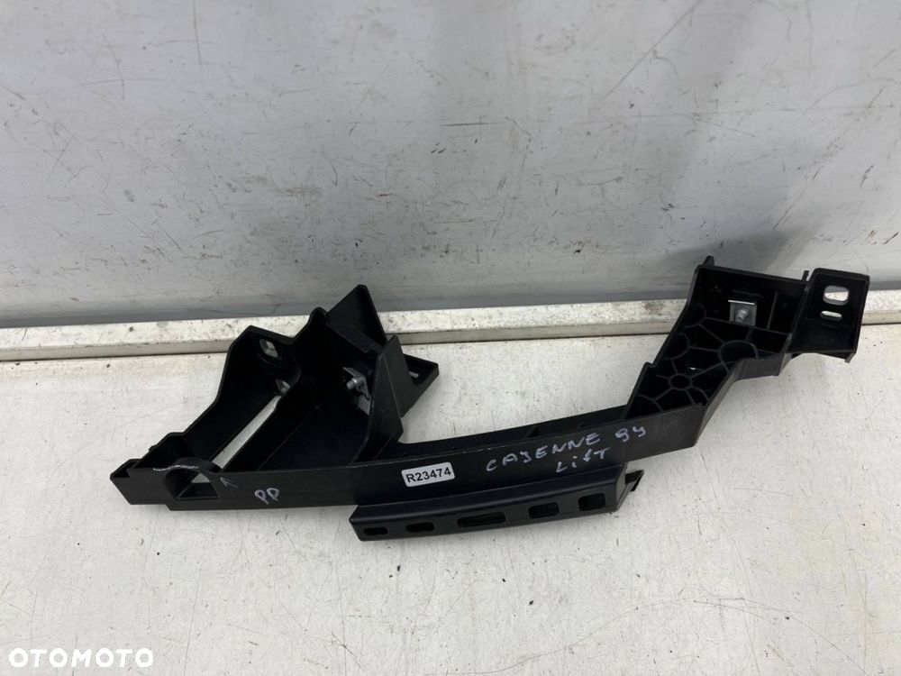 Ślizg Porsche Cayenne III 9y LIFT 23r.- prawe przednie mocowanie reflektora okular wspornik pasa - 3