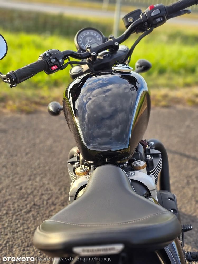 Triumph Bonneville Bobber - 17