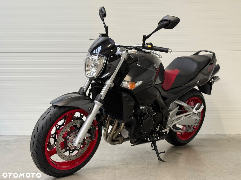 Suzuki GSR - 7