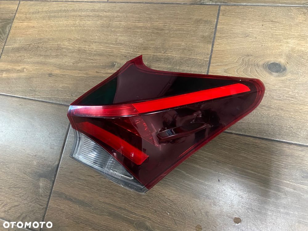 Lampa tył tylna prawa TOYOTA AURIS II LIFT 15- HB ORG