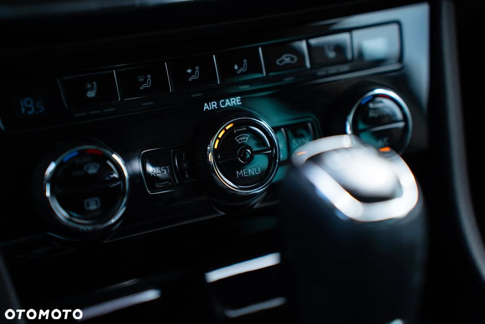 Skoda Superb 2.0 TDI L&K DSG - 34