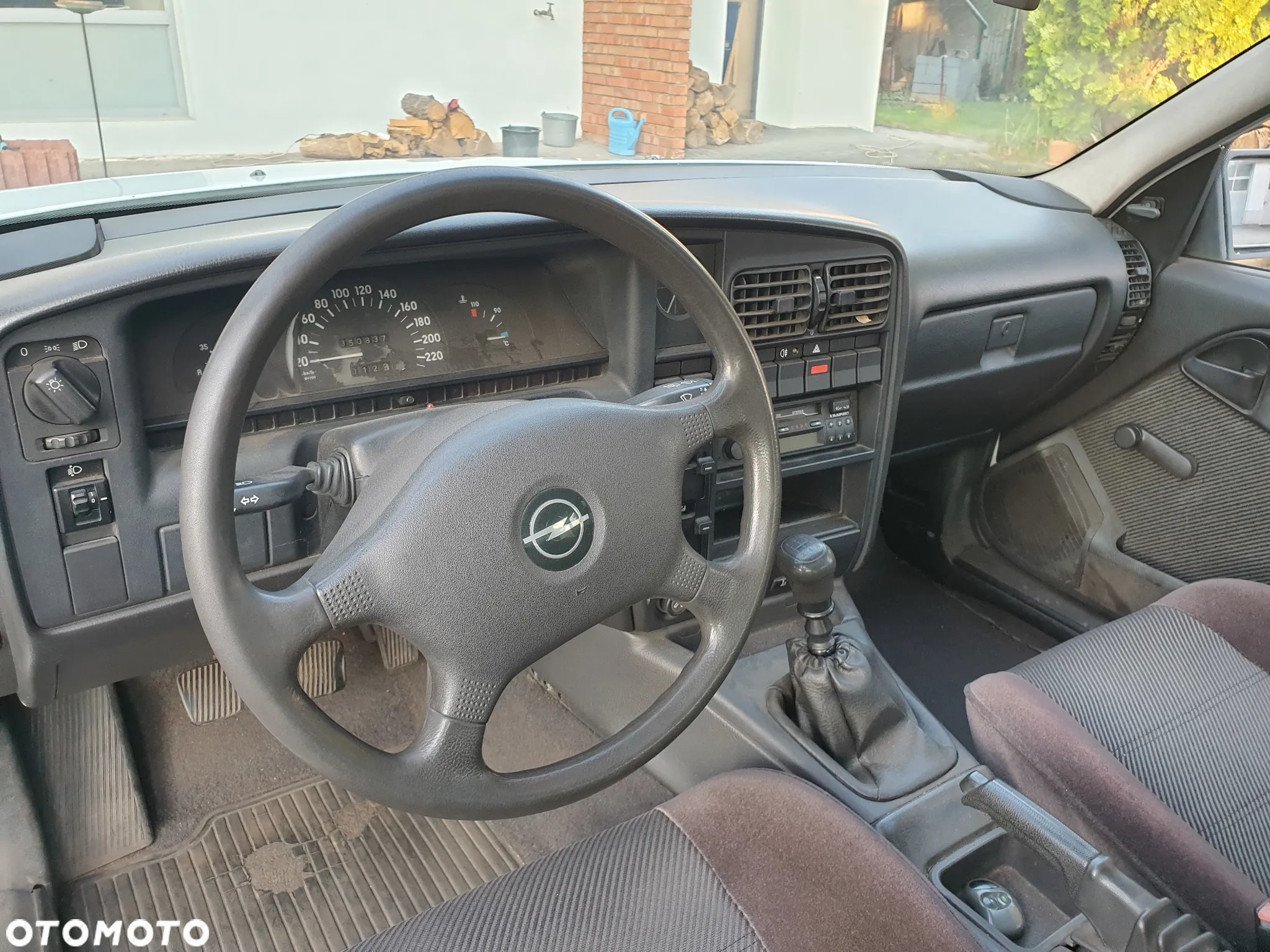 Opel Omega Kombi 2.0i LS - 13