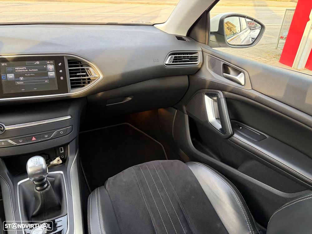 Peugeot 308 1.2 PureTech Allure J17 - 39