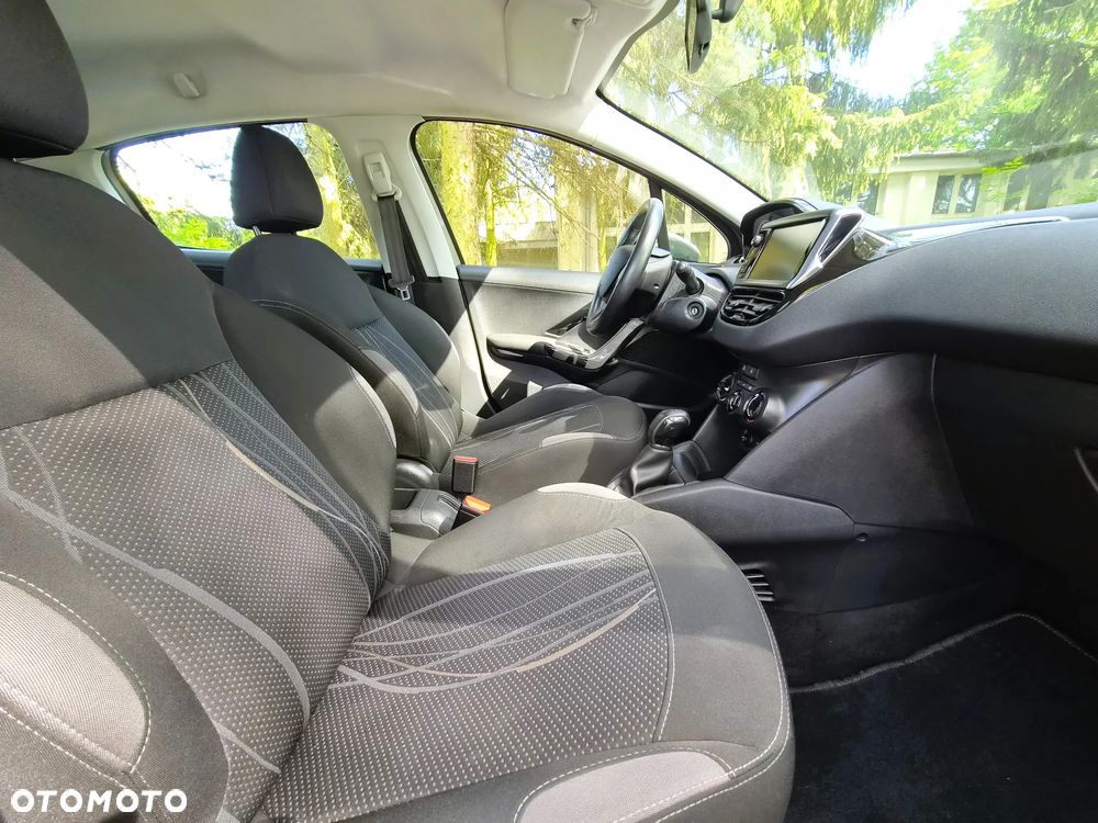 Peugeot 208 - 11