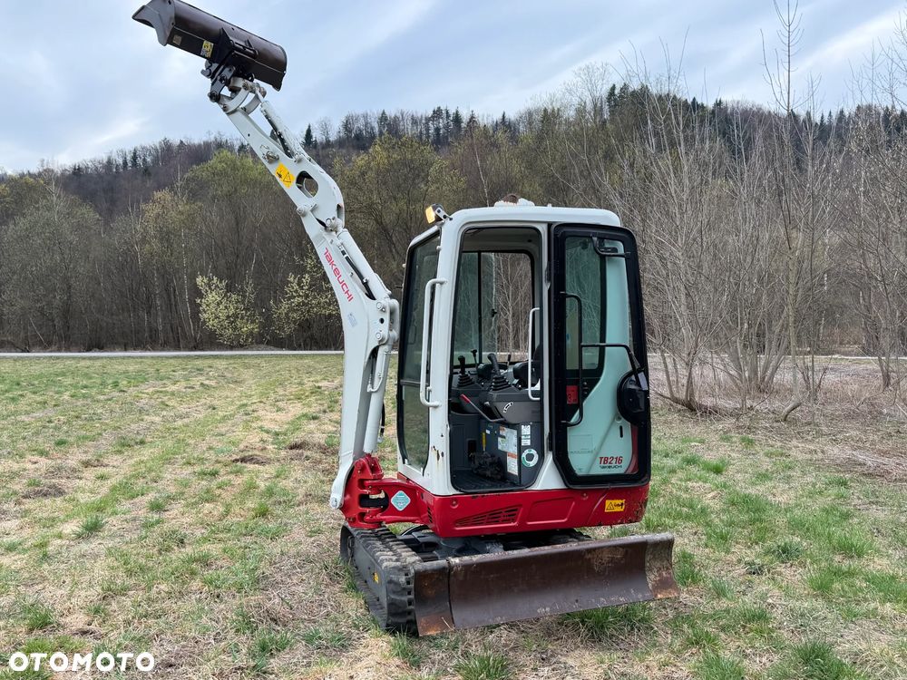 Takeuchi TB216  Koparka Gąsienicowa 2 tony. Długie ramie plus! Zaledwie 1000 mtg. DEKRA aktualna do 2026r. Rozsuwane Hydr. podwozie! Z Gospodarstwa Norweskiego! Zero luzów i wycieków. Maszyna jak Nowa z Salonu! 2017rok. Pełna Dokumentacja. Gąsienice bez zużycia! Łyżka Skarpowa! Szybkozłącze! Szybka wolna jazda. Radio Usb nagłośnienie. Po serwisach. Okazja Wyjscia Hydrauliczne. Silnik Yanmar 3cyl. skrętne ramię! - 40