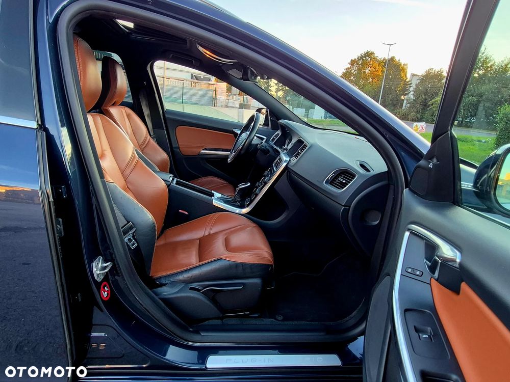 Volvo V60 D6 AWD Plug-in Hybrid R-Design Momentum - 11
